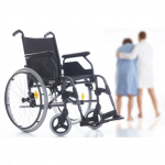 Rollstuhl mit Personen im Hintergrund