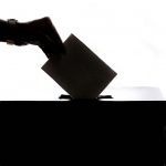 Wahlurne mit Hand und Briefumschlag